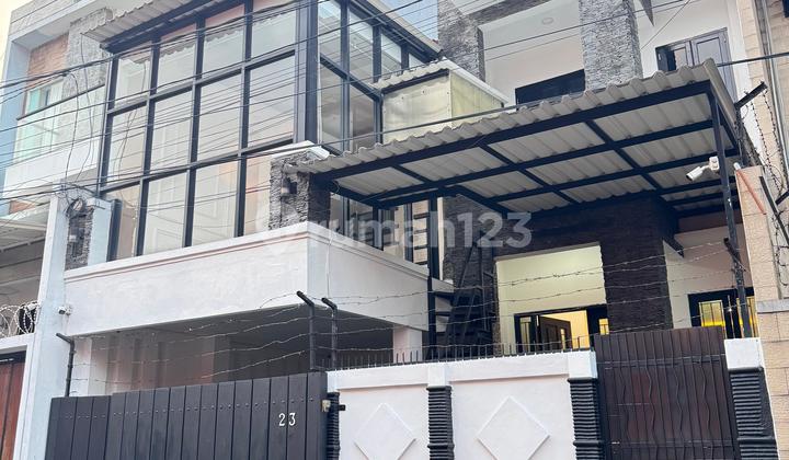 Lokasi Emas! Harga Masih Nego! Rumah 2 Lantai bisa Jalan Kaki ke Kampus Binus Anggrek Jakarta Barat