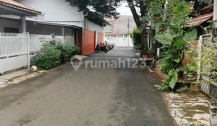 5 minutes to Binus Syahdan Campus! Land Calculation House, Migas Complex, Kemanggisan, West Jakarta. 2