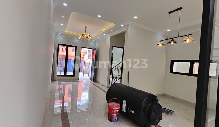 Lokasi Emas! Harga Masih bisa Nego! Rumah Baru Semi Furnish 2 Lantai Lebar 6,5 Meter Kelapa Dua Kebon Jeruk Jakarta Barat