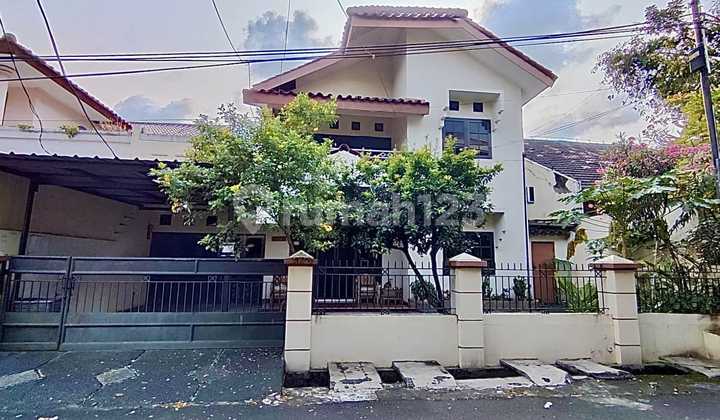 Jarang Ada! Rumah 2 Lantai ±10 M Lebar, Hadap Taman - Komplek Taman Meruya Ilir, Jakarta Barat 2