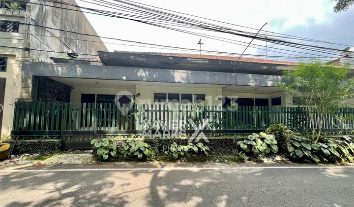 For rent: house on a mountain road, just a step away from Oro-Oro Dowo and Ijen Street, Klojen, Malang. For rent: house on a mountain road, just a step away from Oro-Oro Dowo and Ijen Street, Klojen, Malang.