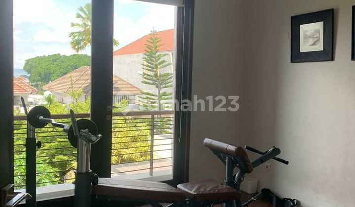 Dijual Rumah Mewah Semi Furnish di Istana Dieng 2