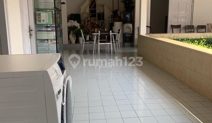 The Dutch colonial house is very well-maintained and sturdy in the center of Malang city. 2