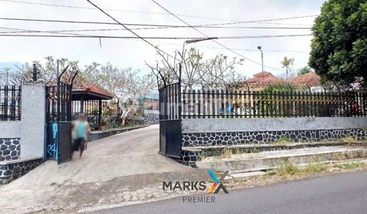 For sale: Mountain view Villa house in Songgokerto, Batu City. For sale: Mountain view Villa house in Songgokerto, Batu City.