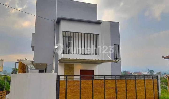 *DIJUAL VILLA FULL FURNISH ADA POOL DEKAT ALUN-ALUN BATU*