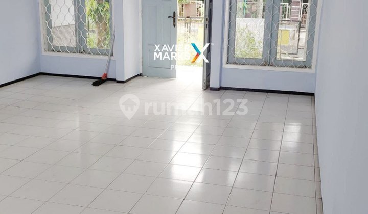 FOR SALE SINGLE-STORY HOUSE WITH MINIMAL PARTITIONS, CORNER LOT LOCATED AT THE FRONT BLOCK OF SULFAT, MALANG.