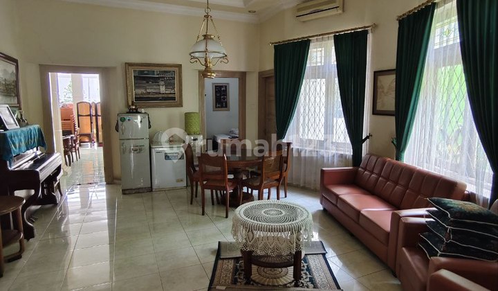 Classic Well-Maintained 1-Story House on Jalan Gunung-Gunung, Malang 2