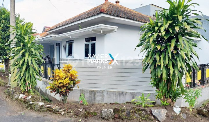 FOR SALE SINGLE-STORY HOUSE WITH MINIMAL PARTITIONS, CORNER LOT LOCATED AT THE FRONT BLOCK OF SULFAT, MALANG.