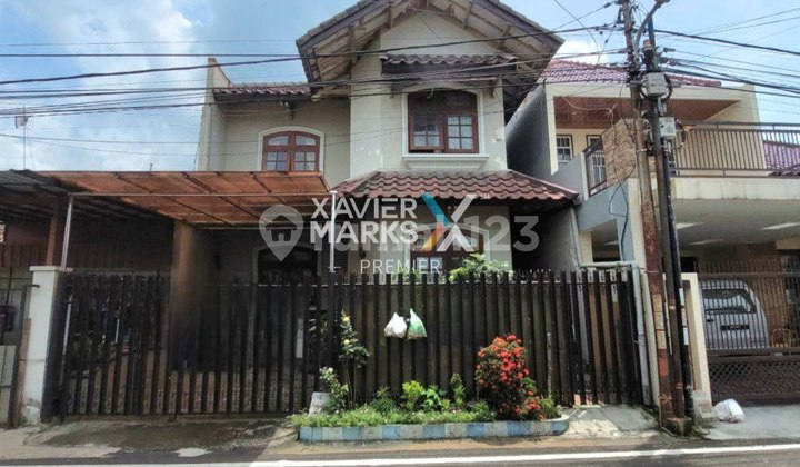 Rumah Klasik 2 Lantai Lebar 8.5 di Daerah Jalan Pulau-Pulau, Malang