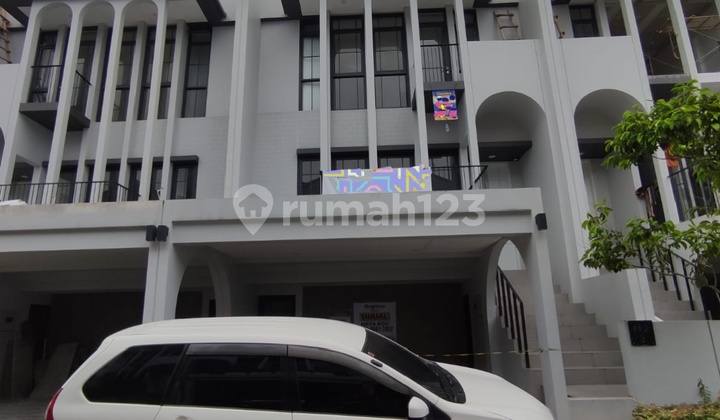 Rumah 3 Lantai Di Perbatasan Gading Serpong Dan Bsd Rumah 3 Lantai Di Perbatasan Gading Serpong Dan Bsd