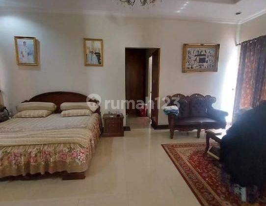 Rumah Semi Furnished Mewah Siap Huni Lokasi Strategis 2