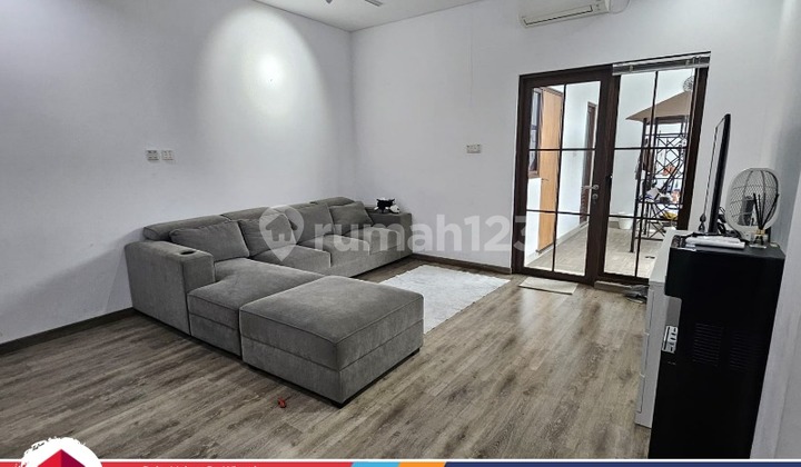 The house has a swimming pool in Victoria Metland Menteng, Cakung. 2