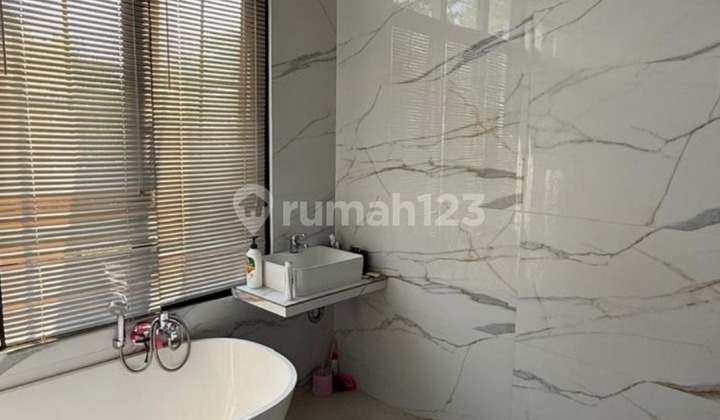 For sale: 2.5-story semi-furnished house in JGC NORTH THAMES area, East Jakarta. 2