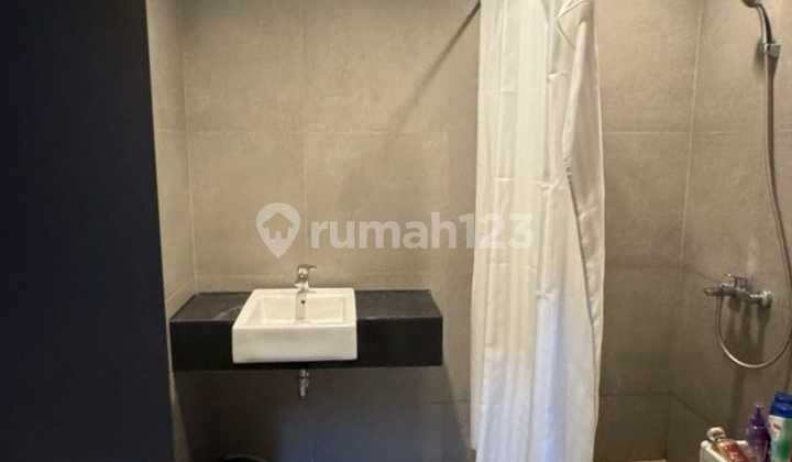 Jual Rumah 3 Lantai Semi Furnish di Daerah Metland Menteng, Jakarta Timur 2
