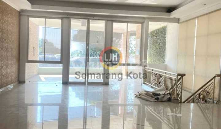 Ready-to-occupy shophouse on Jendral Sudirman. 1