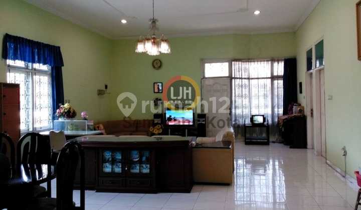 Bangunan untuk usaha di jalan Osamaliki