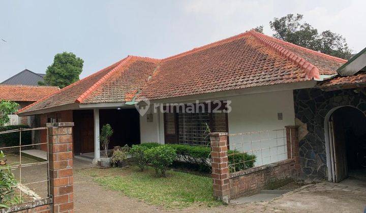 Rumah Asri dengan Taman Luas di Gegerkalong Bandung 1