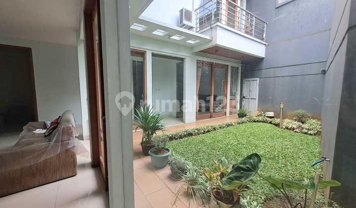 Strategic House Near City Center in Cihampelas Area, Main Road Strategic House Near City Center in Cihampelas Area, Main Road