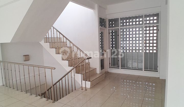 Ready-to-Use Clean Well-Maintained Shophouse on Jalan Otista