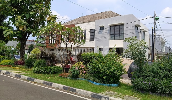 Rumah Cipinang Elok 2 Jaktim: 2 Lt, LT 490 M2, LB 500, Hook, Taman Depan