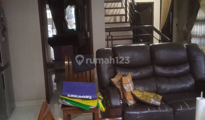 ruang tamu rumah pesona khayangan 2 lantai,