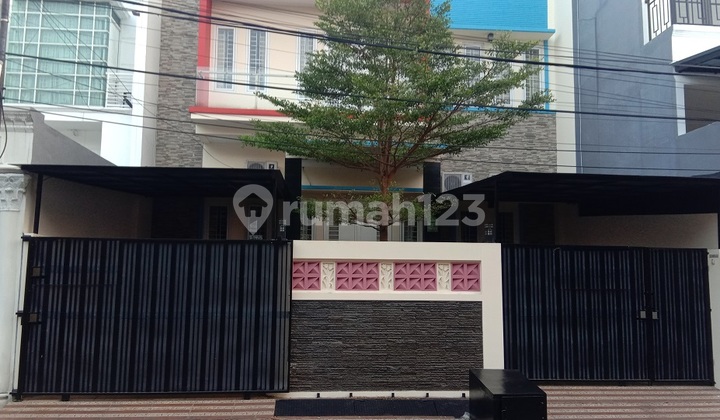 Pulomas House East Jakarta: 2.5 Floors, Land Area 165 m2, Building Area 350 m2, Luxury 2