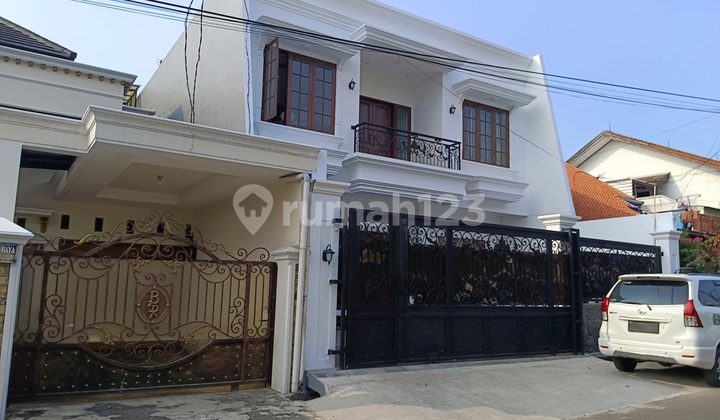 Rumah Pondok Bambu 2.5 Lantai, LT 200 m2,  Lux, Jalan Boulevard 3 Mobil 2