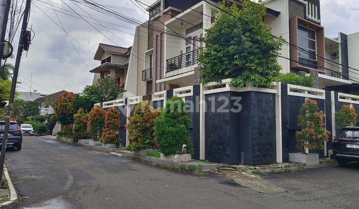 Pulomas 2-Story House, Land Area 281 M2, Hook, Luxury, Flood-Free, Affordable Pulomas 2-Story House, Land Area 281 M2, Hook, Luxury, Flood-Free, Affordable