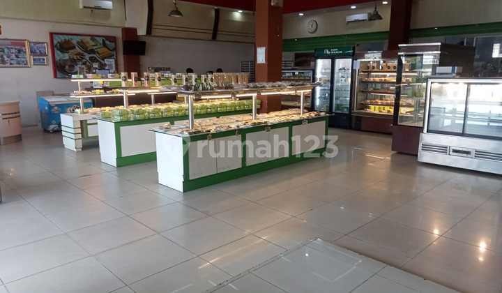 Jatiwaringin Pondok Gede 4.5-Story Shop House, 278 m2 Land Area, Main Road, Quick and Cheap Sale 2