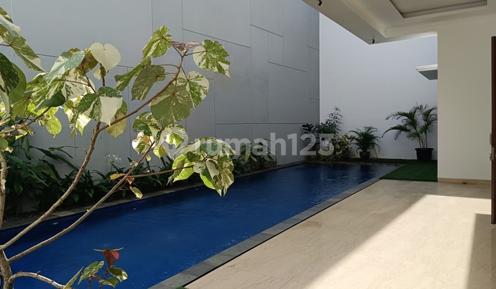 Rumah Taman Duren Sawit: 2 Lantai, LT 420 M2, Kolam Renang, Bagus 2
