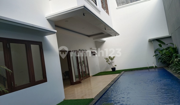 Rumah Taman Duren Sawit: 2 Lantai, LT 420 M2, Kolam Renang, Bagus 1