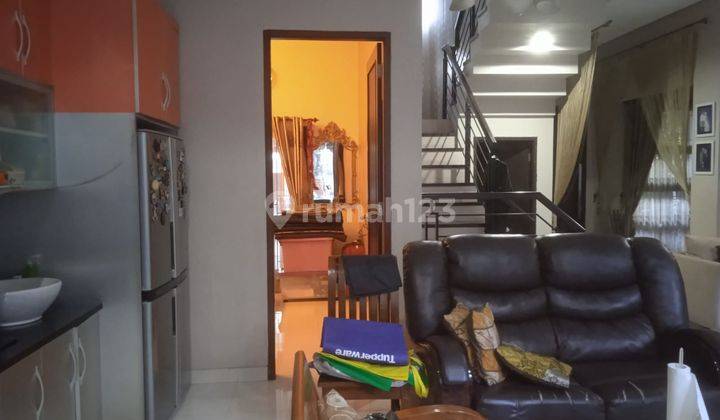 ruang keluarga rumah pesona khayangan 2 lantai,