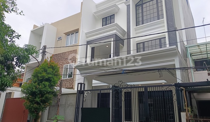 Sunter Metro House: 3.5 Floors, 200 m2 Land Area, New, Luxurious, Finishing Stage
