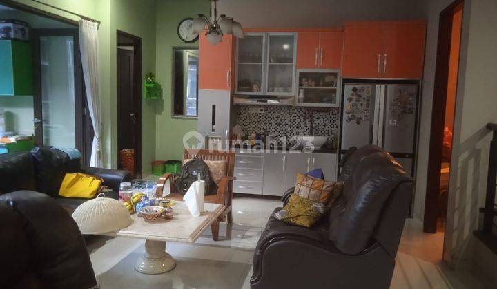 ruang tamu rumah pesona khayangan 2 lantai,