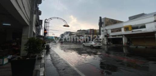 Cheap, Good Auction Shop House 84 m2 Freehold Title Main Road Asia Afrika Street, Bandung