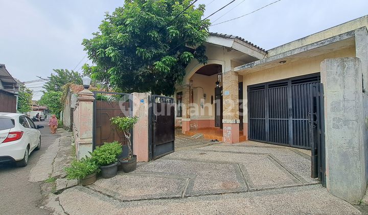 "Single-Story House, Warm and Sturdy in Jagakarsa" "Single-Story House, Warm and Sturdy in Jagakarsa"