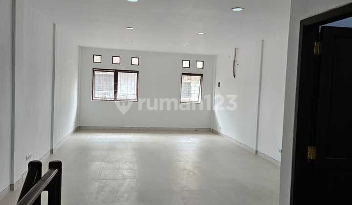 For Rent: 3¾ Story Shop House, 2nd Floor Facade, Price for 1 Facade in BSD For Rent: 3¾ Story Shop House, 2nd Floor Facade, Price for 1 Facade in BSD