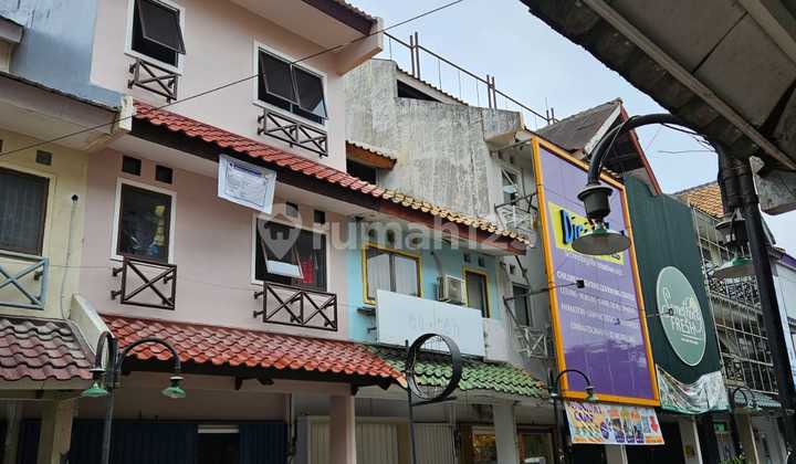 For Rent: 3¾ Story Shop House, 2nd Floor Facade, Price for 1 Facade in BSD For Rent: 3¾ Story Shop House, 2nd Floor Facade, Price for 1 Facade in BSD