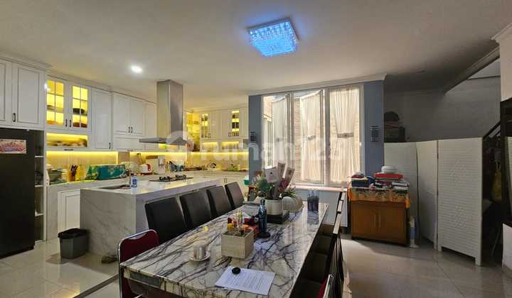 Rumah View Lapangan Golf di The Golf Residence, Modernland