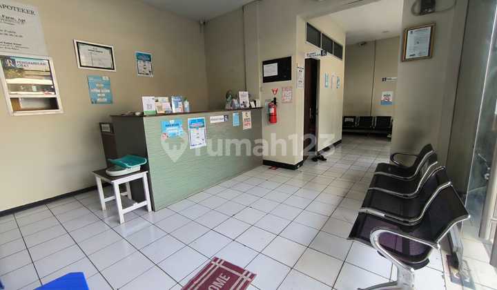 Disewakan Ruko Ex Klinik, Luas Bangunan 468 M², 3 Lantai di Pusat Komersial Area Margahayu, Bekasi Timur 2