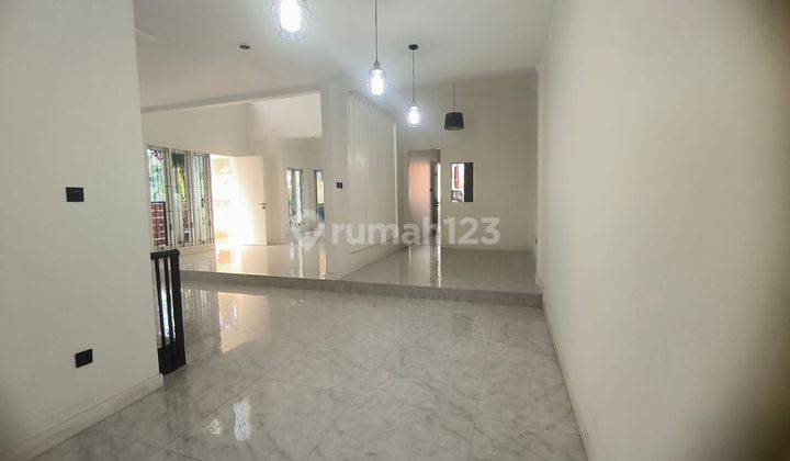 Dijual Rumah Cantik Design Modern Minimalis 2 Lantai  Luas Tanah 231 M², Sudah Renovasi Siap Huni Letak Di Hoek 
 2