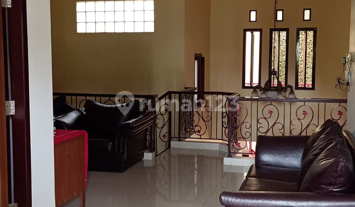 Disewakan Rumah Cantik 2 Lantai , Fully Furnished, Type 4+1 Bed Room View Taman Dalam Cluster Villa Galaxy, Bekasi Selatan 2