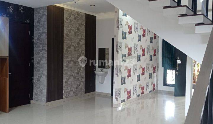 Rumah 2 lt luas 210 m2 Type 4 KT Di Duren Sawit Jakarta Timur. 2