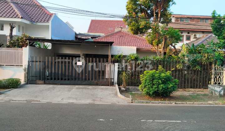 Old Spacious 286m House in Kayu Putih, East Jakarta.
