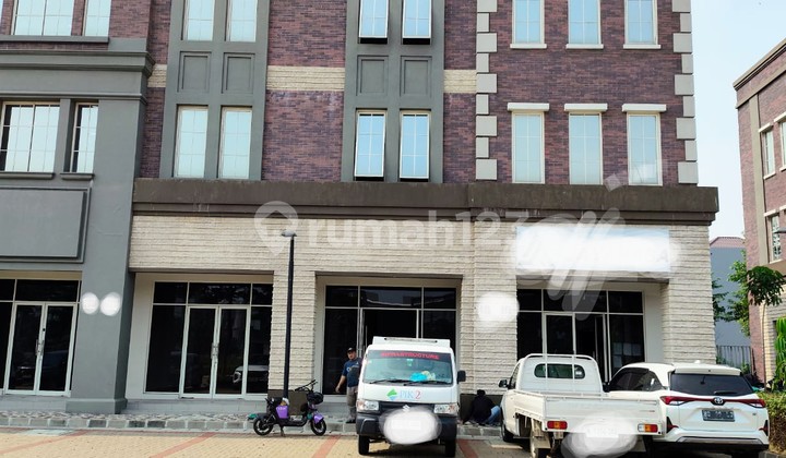 Ruko 3 Lantai Boston Riverview PIK ada rooftop