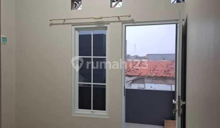 Kost Halaman Parkir Luas Jl. Cinere, Depok 26 Pintu Kamar Mandi Dalam Furnished 2