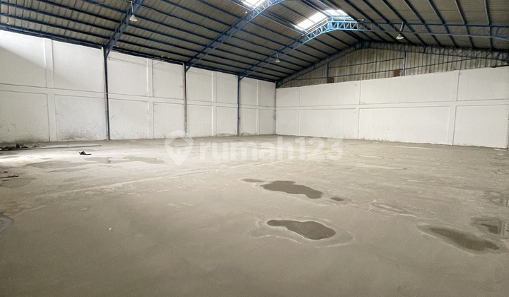 Facing Boulevard !!! For Rent Warehouse 1,600m Plot with House in Cipondoh Tangerang