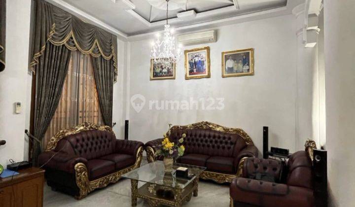 Rumah Mewah Modern Di Pusat Kota Jalan Biliton 1