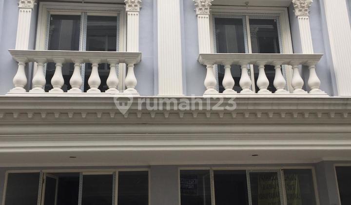 Ready-to-Occupy 3-Story Shophouse at Royal Palace - Waru Shophouse