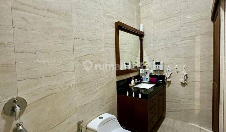 kamar mandi rumah di villa kecapi mas